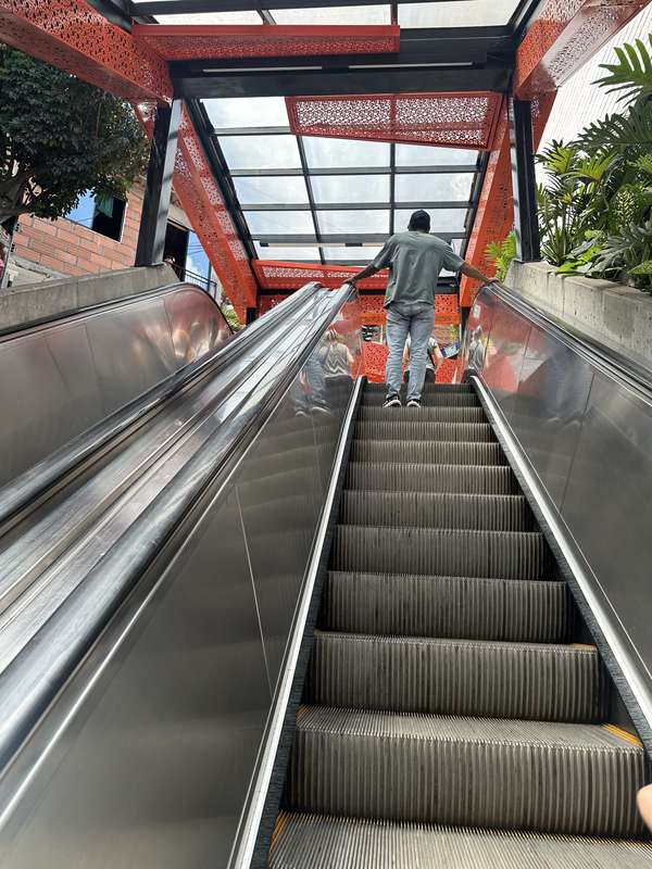 Die berühmten Rolltreppen mit orange Überdachung