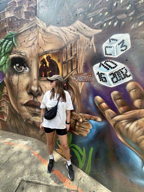 Posing vor dem Chota13 Mural