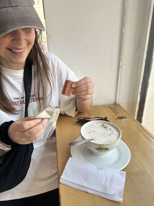 Sarah dippt Panela in Mazamorra