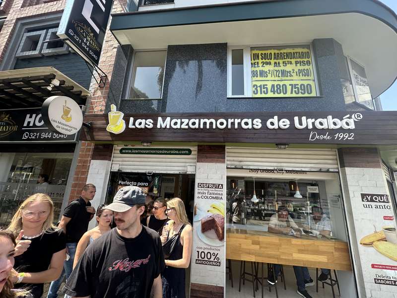 Las Mazamorras de Urabá — Tour-Gruppe vor dem Shop