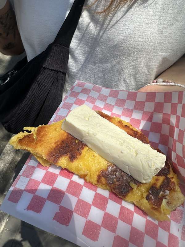 Arepa de Chócolo mit Queso fresco