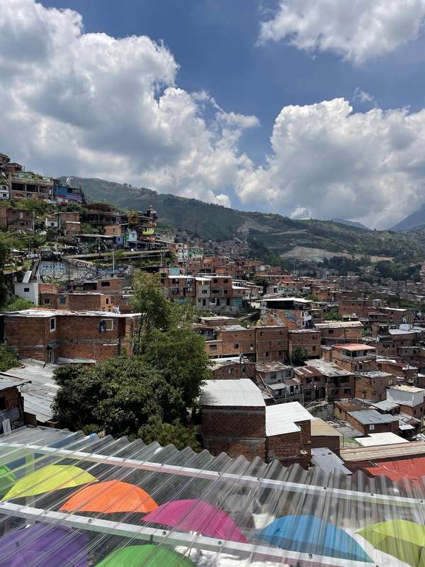 Panorama mit bunten Schirmen über den Dächern