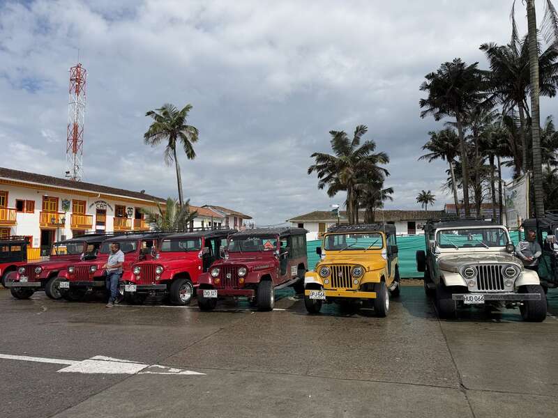 Willys-Jeeps auf der Plaza von Salento