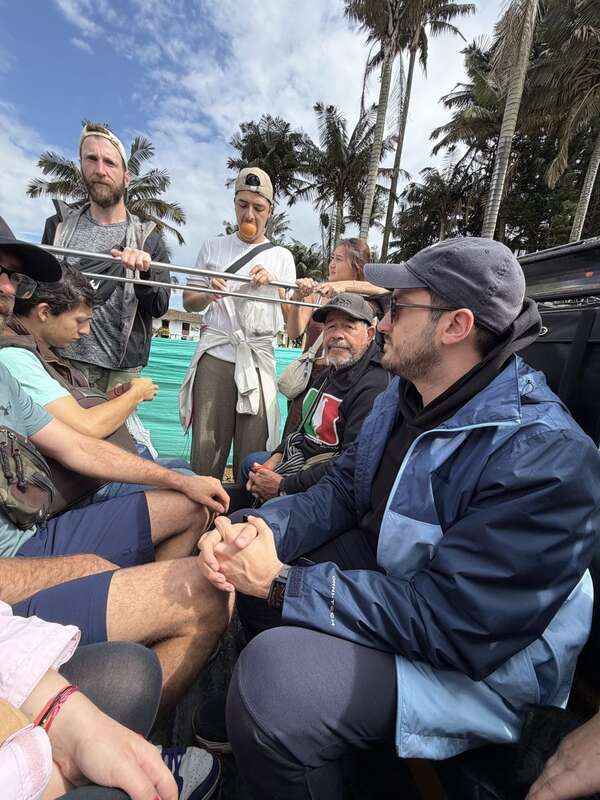Touristen quetschen sich in den Willys-Jeep