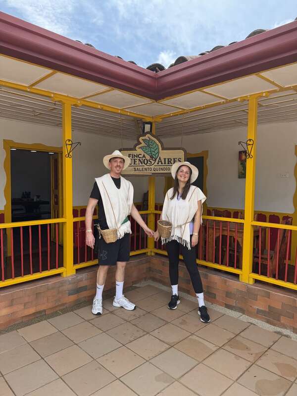 Christoph und Sarah als Kaffeepflücker — Poncho und Sombrero