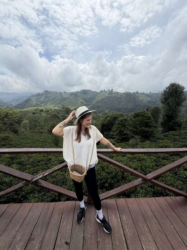 Sarah am Aussichtspunkt mit Hut