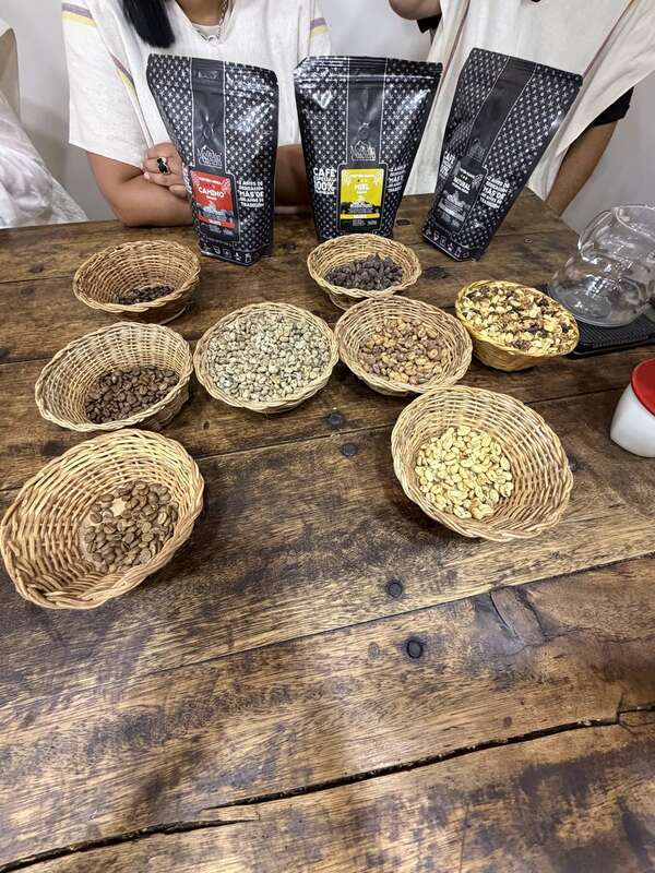 Kaffeebohnen in verschiedenen Stadien — von grün bis geröstet