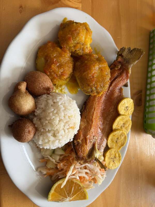 Trucha-Teller komplett — Forelle mit Frijoles und Reis